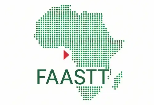 Logo de la fondation FAASTT représentant la carte d’Afrique avec un triangle rouge localisant São Tomé-et-Principe et le nom FAASTT en lettres vertes.